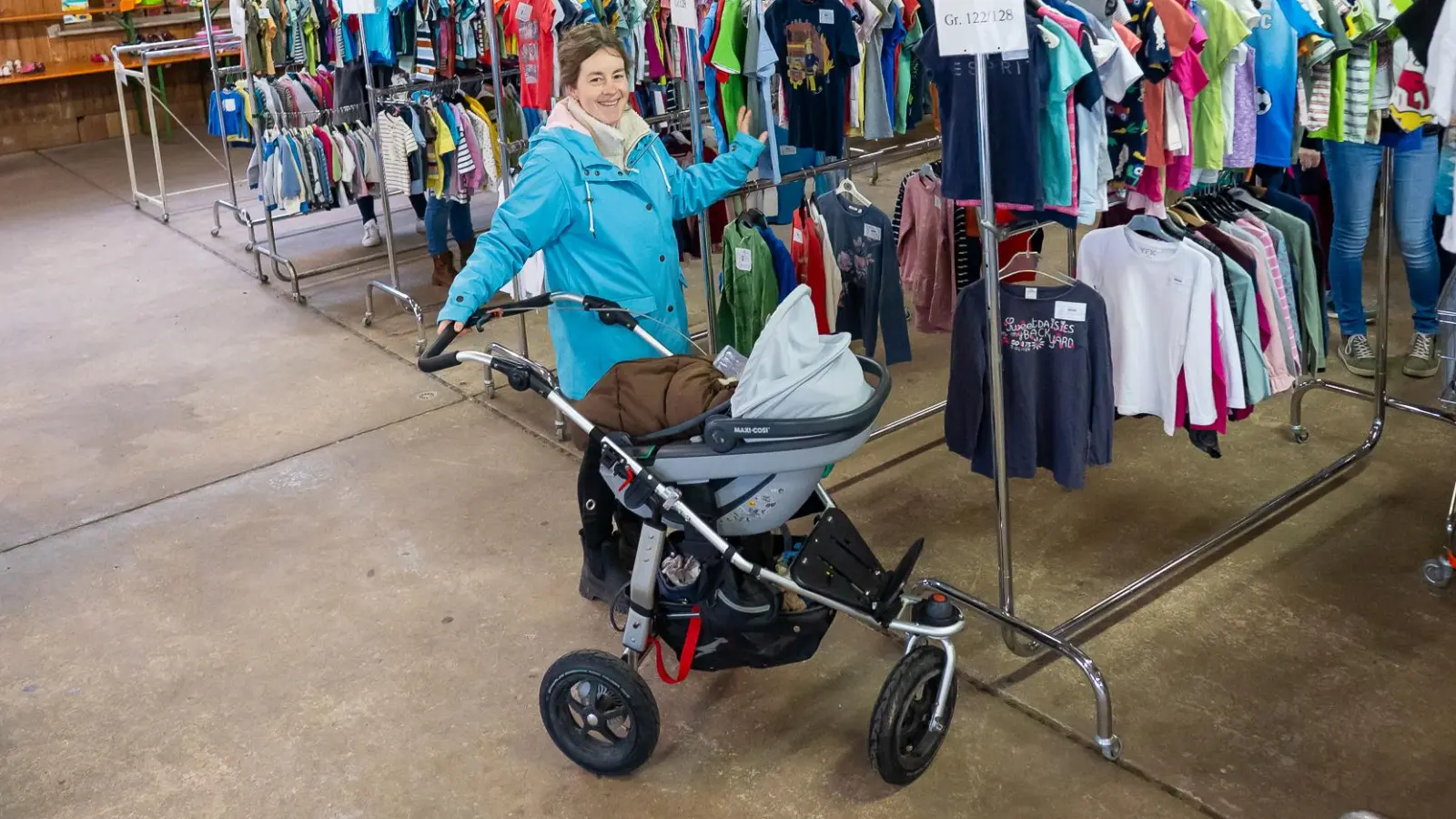 Kinderkleidung und vieles mehr wartet beim Secondhand-Basar der „Katze” in den Neustädter Festhallen.  (Foto: Mirko Fryska)