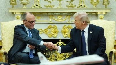 Bundeskanzler Merz (l.) ist von US-Präsident Trump empfangen worden.  (Foto: Kay Nietfeld/dpa)