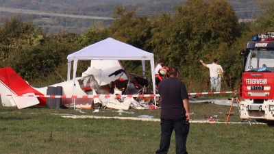 Bei dem Flugzeugabsturz im hessischen Viernheim sind zwei Männer gestorben, eine Frau und ein Kleinkind wurden schwerst verletzt. (Foto: Rene Priebe/PR-Video/dpa)