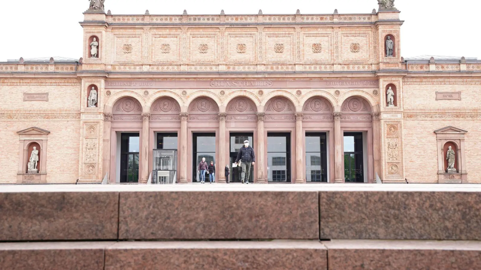 Wie riecht es eigentlich in der Kunsthalle?  In der neuen Hörführung von „Bei Anruf Kultur” werden auch Fragen wie diese beantwortet. (Foto: Marcus Brandt/dpa)