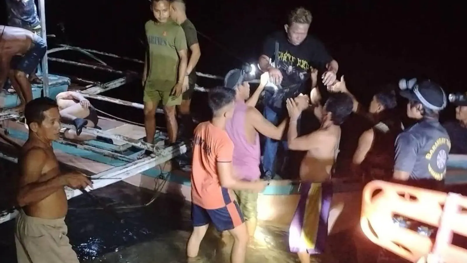 Mehr als 40 Menschen wurden zunächst gerettet. (Foto: Uncredited/Philippine Coast Guard/AP/dpa)