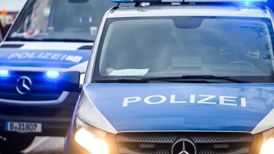 Mit einem Großaufgebot fahndet die Polizei nach den Flüchtigen. (Symbolbild) (Foto: Jens Kalaene/dpa)