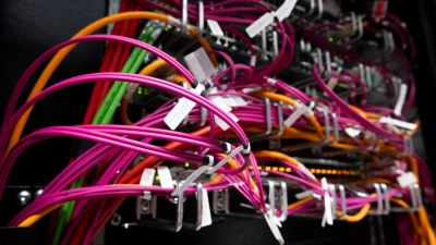 Die Frage, wo ein Server steht, wird immer wichtiger.  (Foto: Boris Roessler/dpa)