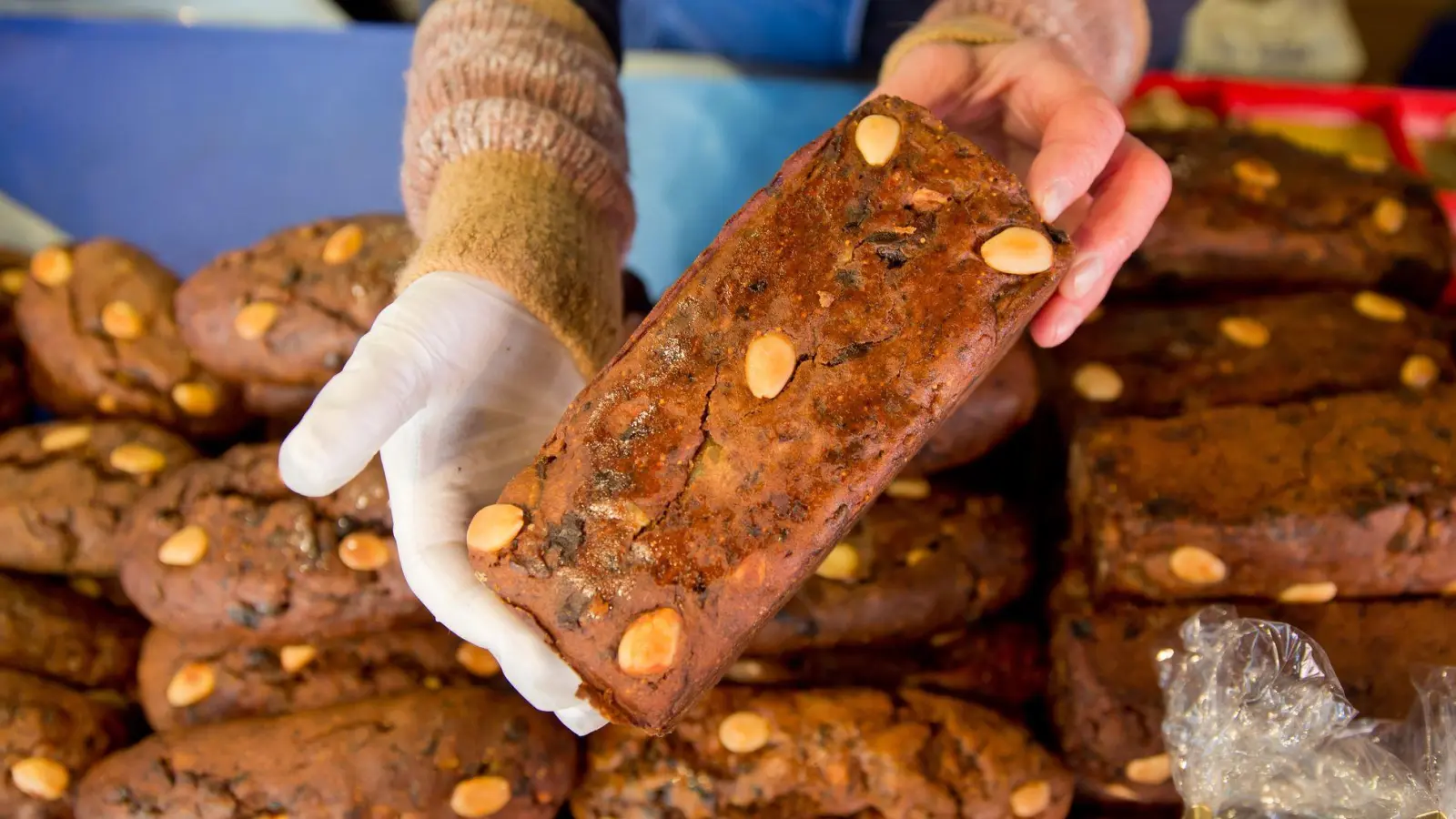 Früchtebrot ist in der Winterzeit sehr beliebt. Man kann es oft auf Weihnachtsmärkten kaufen - oder einfach selbst backen. (Foto: Daniel Karmann/dpa-tmn)