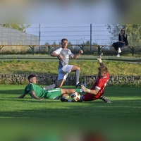 Der A-Klassist TSV Lehrberg (oben Patrick Freitag) wehrte sich tapfer gegen eine ersatzgeschwächte SG Herrieden (Luca Lenz und Torwart Nico Brinschwitz). Am Ende gewann der Bezirksligist jedoch knapp mit 2:1. (Foto: Martin Rügner)