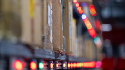 Der deutsche Zoll untersucht Pakete an Flughäfen stichprobenartig. (Foto: Hendrik Schmidt/dpa)