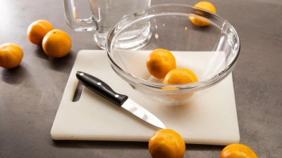 Kein Fan von der weißen Haut? Mit einem Hack sollen sich Clementinen besser schälen lassen. (Foto: Christin Klose/dpa-tmn)
