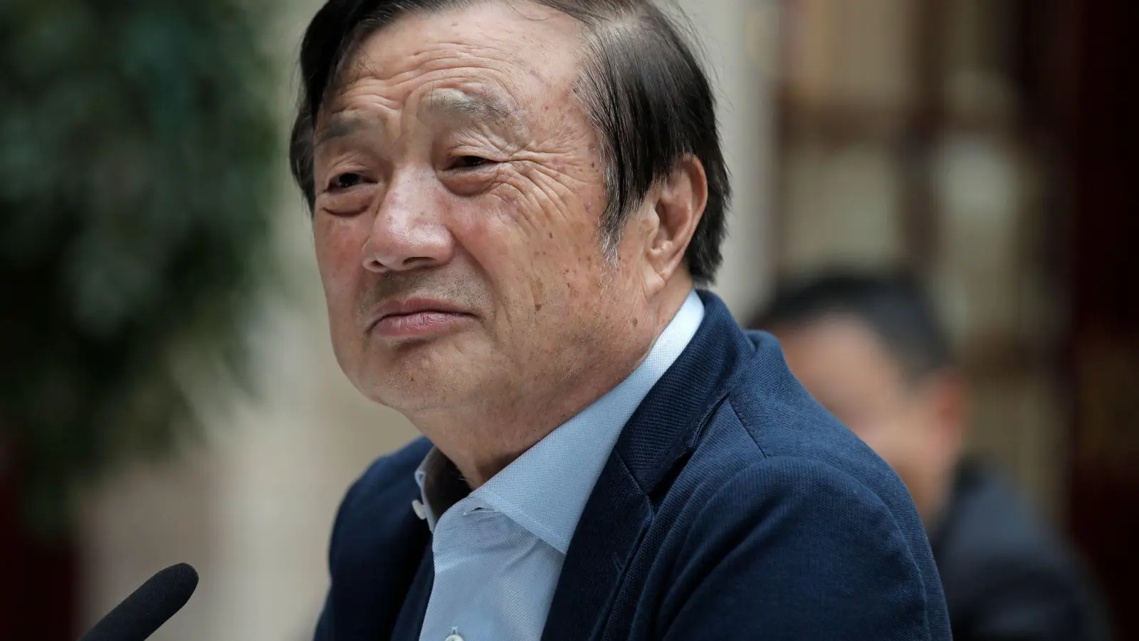 Huawei liegt laut Gründer Ren Zhengfei bei Chips noch eine Generation hinter den USA zurück. (Archivbild).  (Foto: Vincent Yu/AP/dpa)