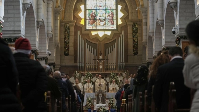 Patriarch Pizzaballa leitet Weihnachtsmesse in der Geburtskirche von Bethlehem (Foto: Mahmoud Illean/AP/dpa)