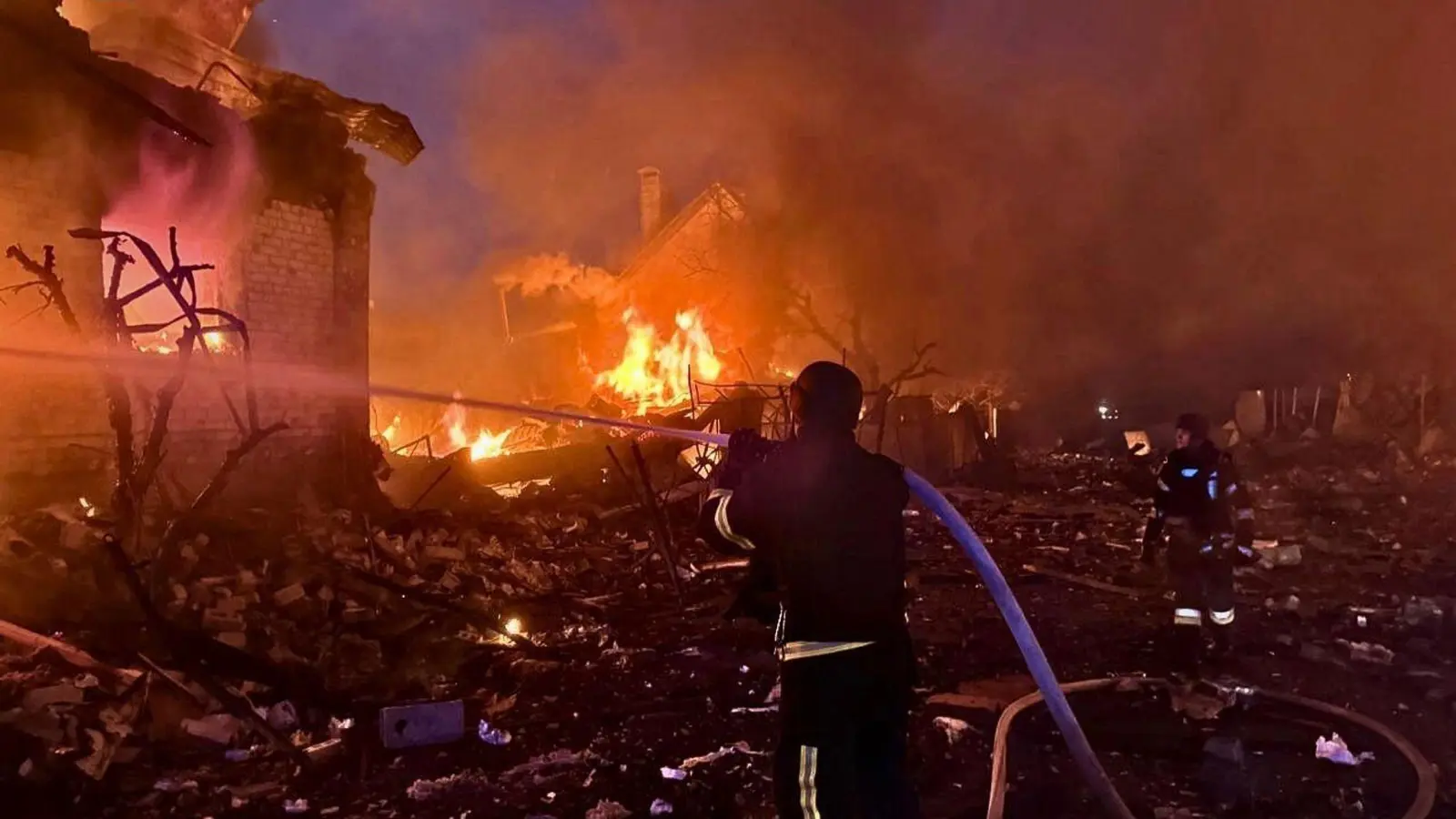 Die russischen Streitkräfte hatten das Nachbarland schon in den Nächten auf Samstag und Sonntag mit Raketen, Marschflugkörpern und Hunderten Drohnen massiv bombardiert.  (Foto: Uncredited/Ukrainian Emergency Service/AP/dpa)