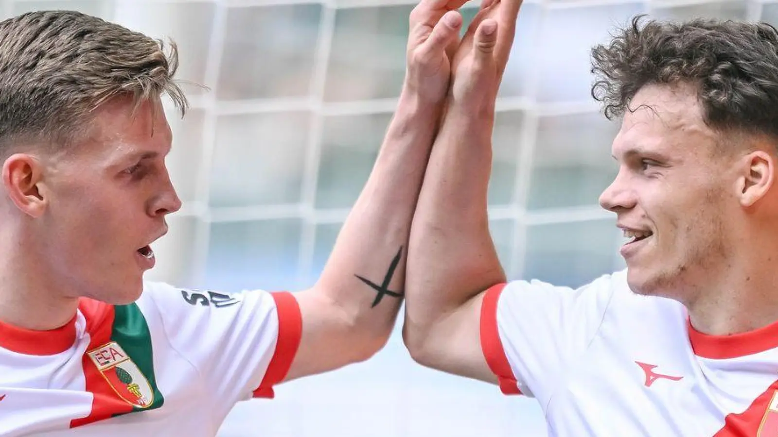 Anton Kade (l) und Robin Fellhauer waren für den FC Augsburg im Testspiel erfolgreich. (Archivbild) (Foto: Harry Langer/dpa)