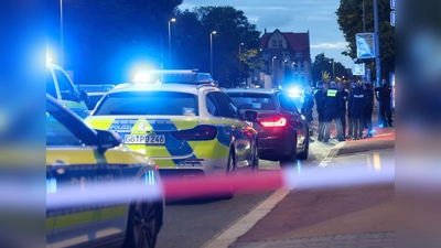 Die Polizei sperrte den Tatort weiträumig ab.  (Foto: Stefan Rampfel/dpa)