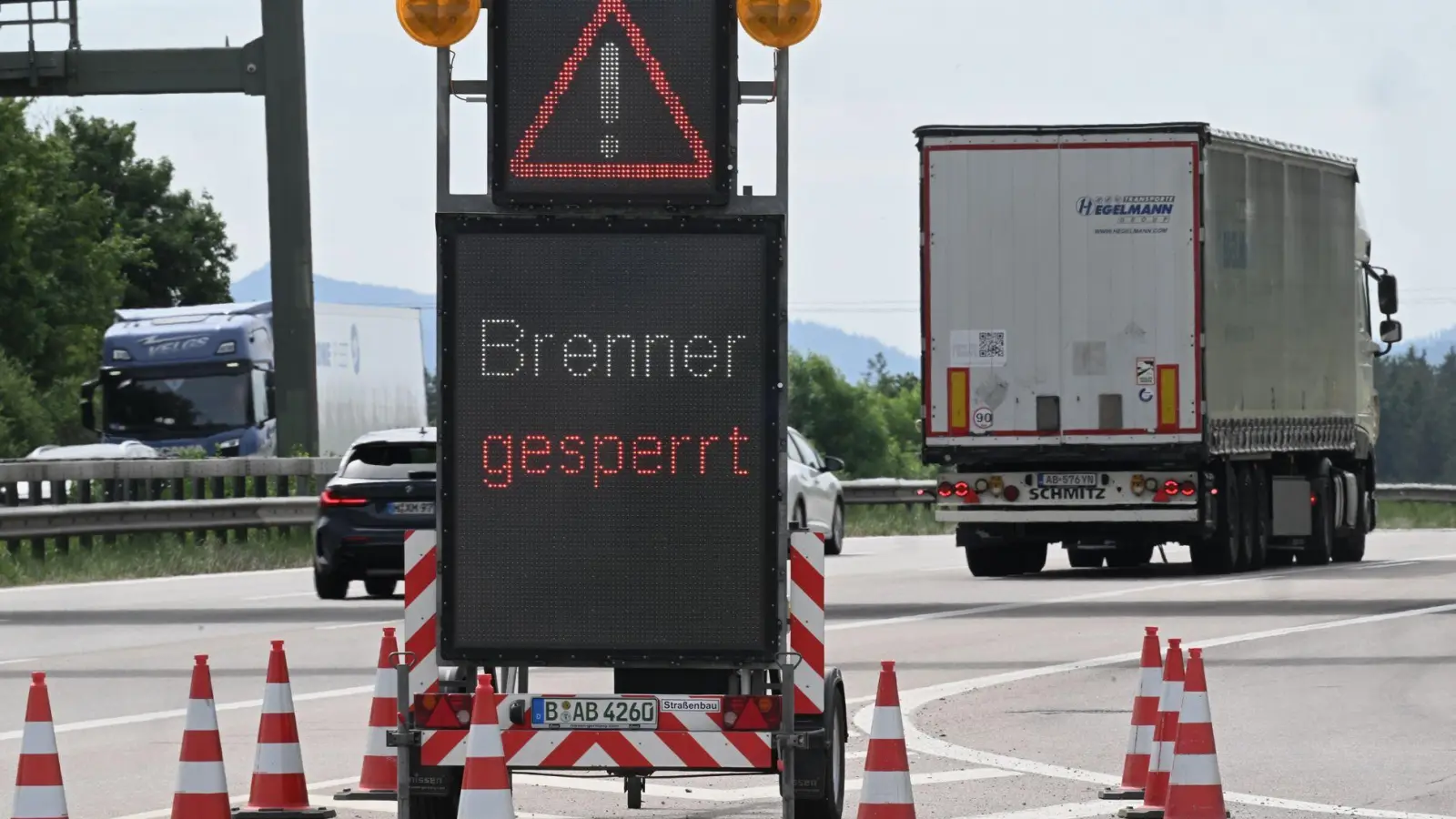 Lastwagen mussten an der Grenze umdrehen.  (Foto: Felix Hörhager/dpa)