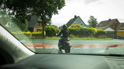 Gefährliche Situation im Alltag: Motorradfahrer beim Abbiegen. (Foto: Christin Klose/dpa-tmn)