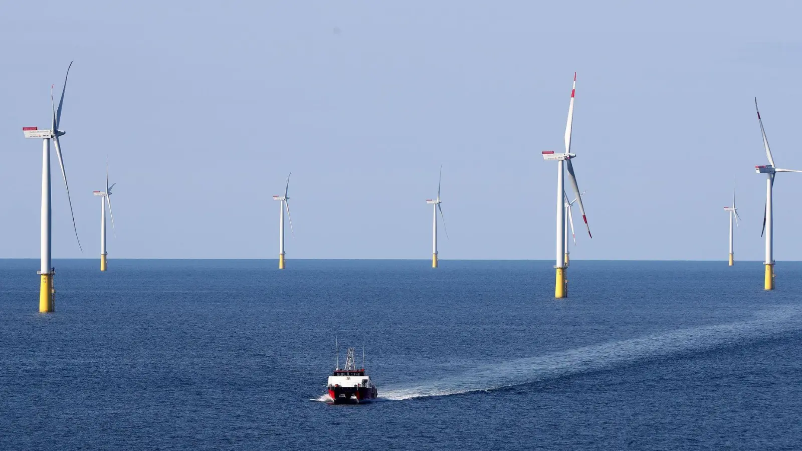 Vattenfall vermarktet nach eigenen Angaben erstmals Regelenergie auf hoher See. (Archivbild) (Foto: Christian Charisius/dpa)