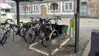 Die Anlage am Montgelasplatz ist stark frequentiert. Nun bekommen Radfahrer weitere Möglichkeiten, ihr Gefährt sicher abzustellen. (Foto: Florian Pöhlmann)