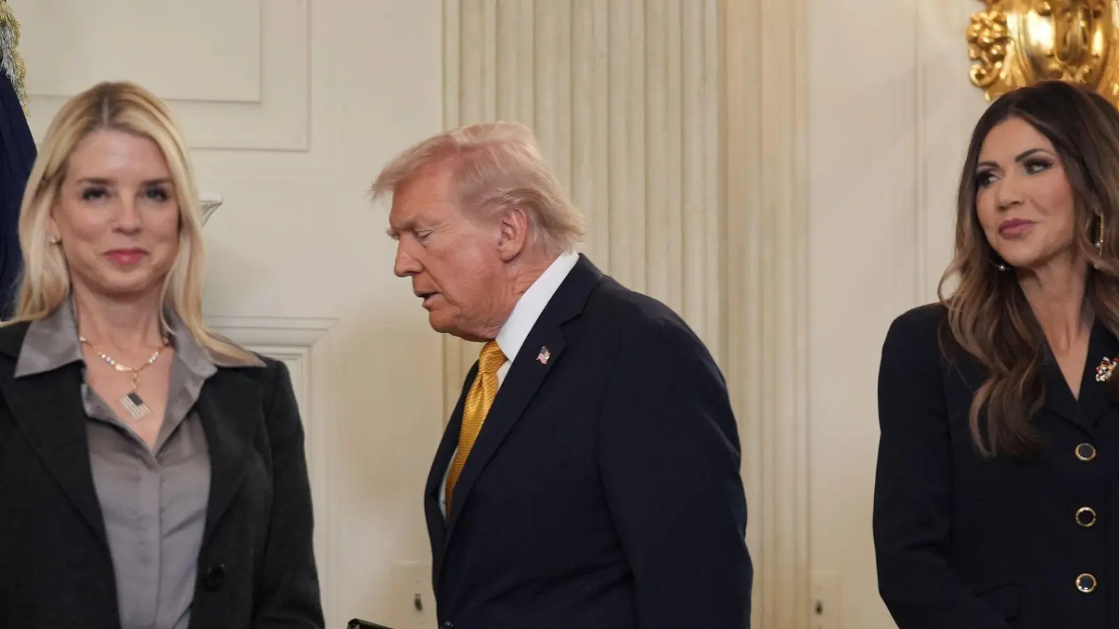 Bondi und Noem sind nicht mehr Teil von Trumps Regierung. (Archivbild) (Foto: Evan Vucci/AP/dpa)