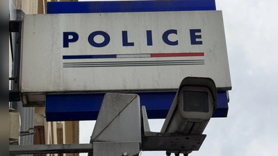 Ein Stalker, der sich in Frankreich unter dem Bett seiner Ex-Frau versteckte, wurde in einem beschleunigten Verfahren verurteilt. (Symbolbild) (Foto: Rachel Boßmeyer/dpa)