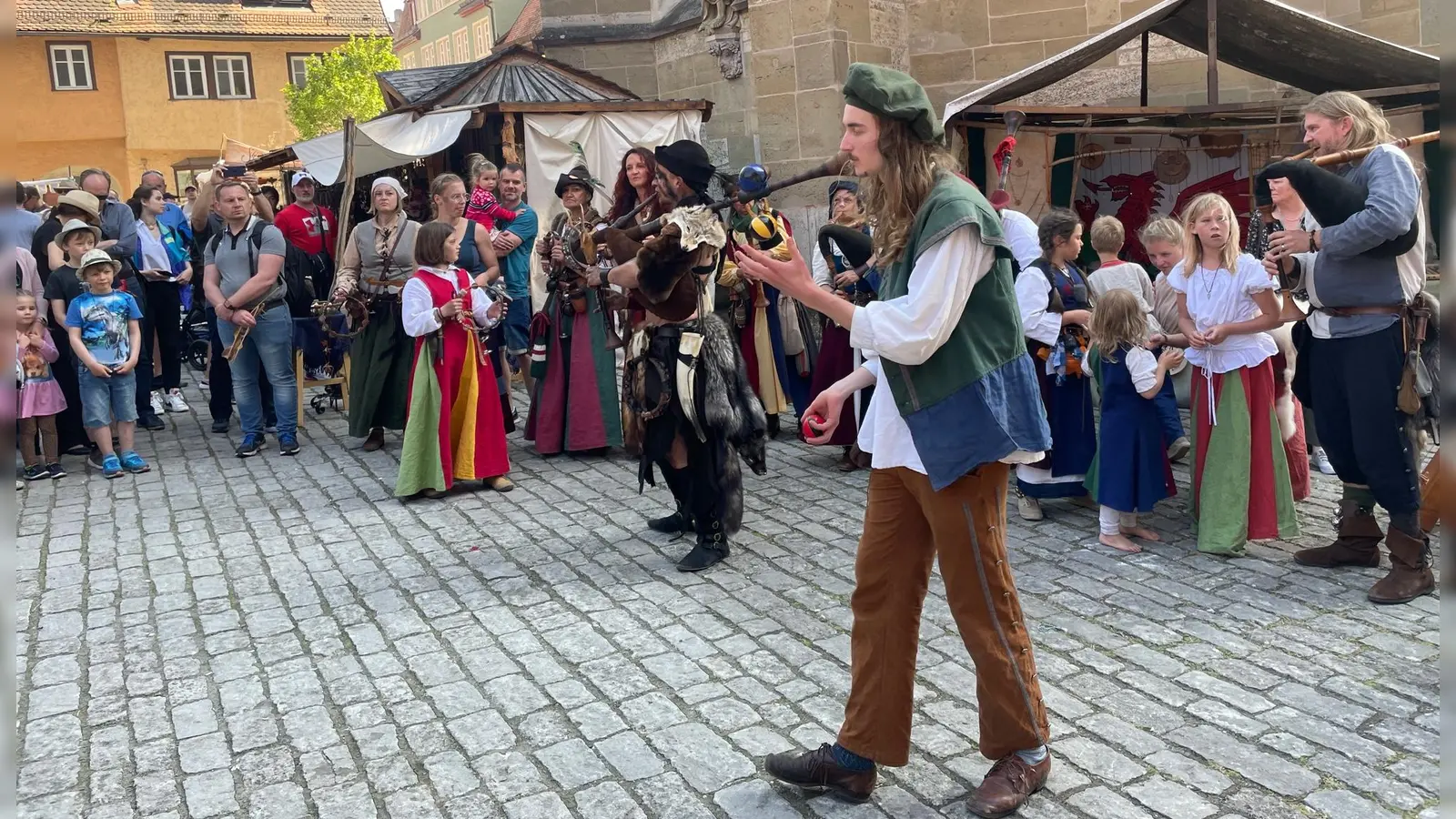 Zweiter Tag bei den Pfingsfestspielen in Rothenburg. Bei bestem Wetter gibt es überall in der Stadt mittelalterliches Treiben zu bewundern. (Foto: Gerhard Krämer)