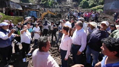 Präsidentin Sheinbaum besuchte eine betroffene Gemeinde im zentralen Bundesstaat Puebla. (Foto: -/Handout Präsidentenamt Mexiko/dpa)