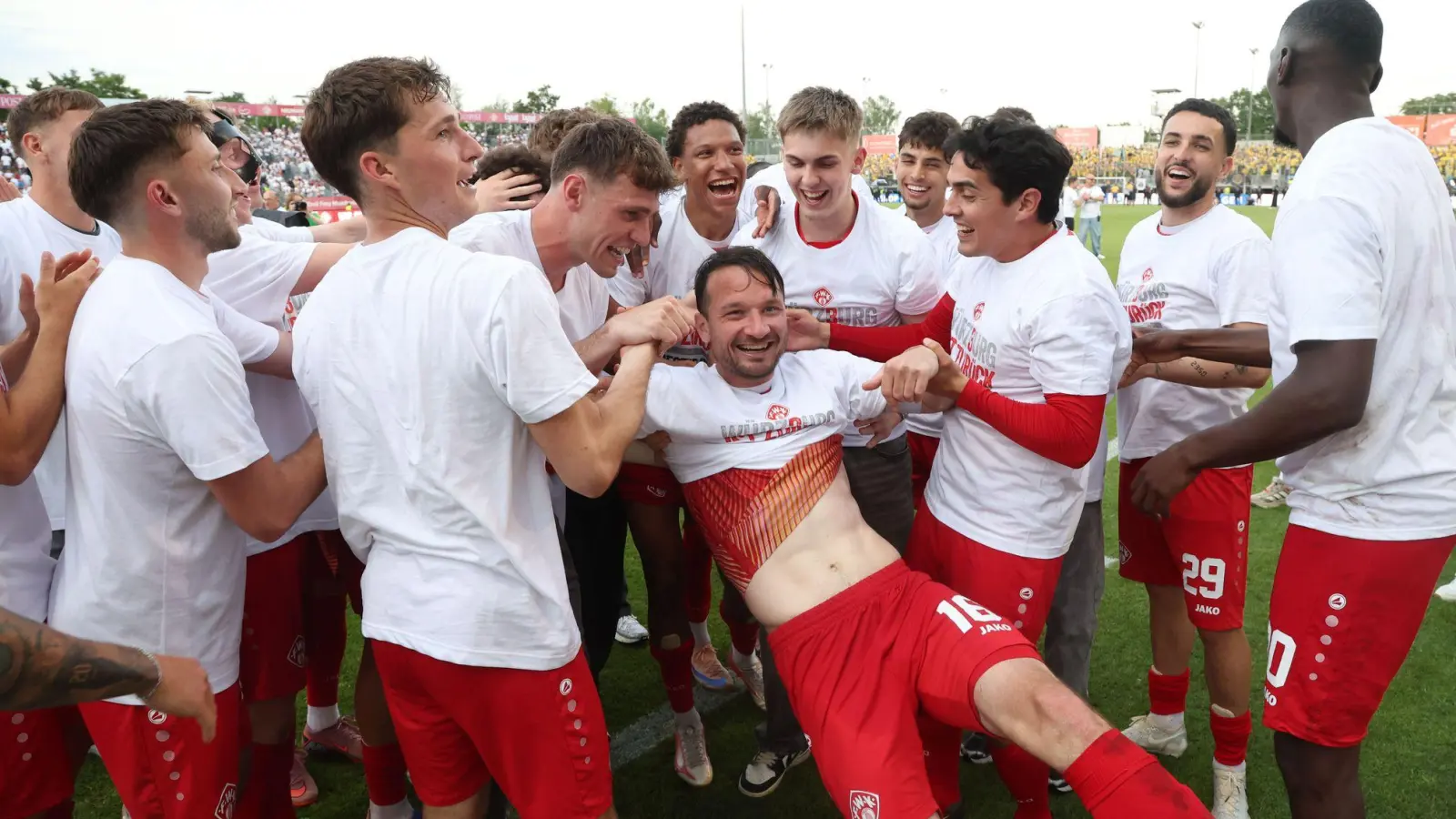 Würzburg feiert die Rückkehr in den Profifußball. (Foto: Karl-Josef Hildenbrand/dpa)