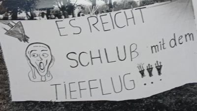 „Es reicht“: Ein Plakat von vielen damals in den Dörfern rund um den Hesselberg. (Archivbild: Sebastian Haberl)