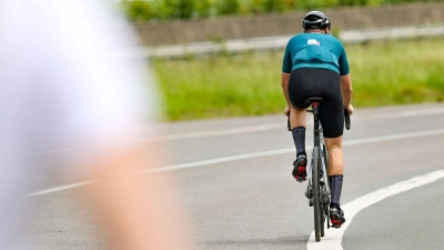 Der verletzte Rennradfahrer wird von Sanitätern und Ersthelfern zweimal reanimiert. (Symbolbild) (Foto: Christoph Reichwein/dpa)