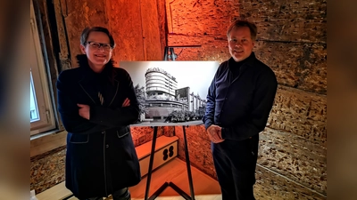Bei der Ausstellung werden Aufnahmen des Berliner Fotografen Jean Molitor (rechts) gezeigt. Inhaltlich konzipiert hat die Schau die Architekturhistorikerin Dr. Kaija Voss aus Geretsried. (Foto: Jürgen Binder)