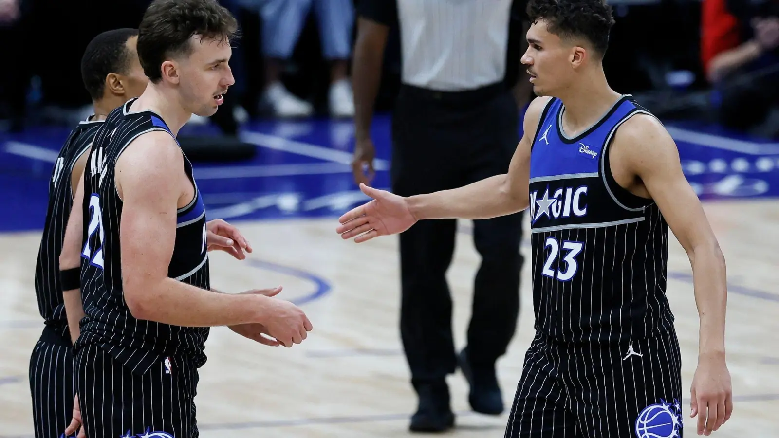 Zwei Europameister mit gutem Start: Franz Wagner (links) und Tristan da Silva haben mit den Magic den Auftakt in die Playoffs gewonnen. (Foto: Duane Burleson/AP/dpa)