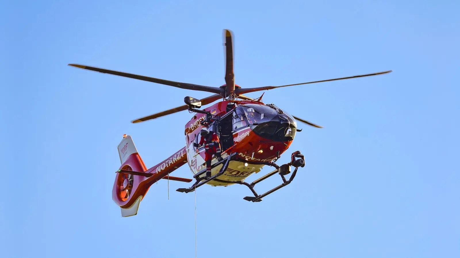 Der verletzte Motorradfahrer kam via Rettungshubschrauber ins Krankenhaus. (Symbolbild) (Foto: Christoph Reichwein/dpa)