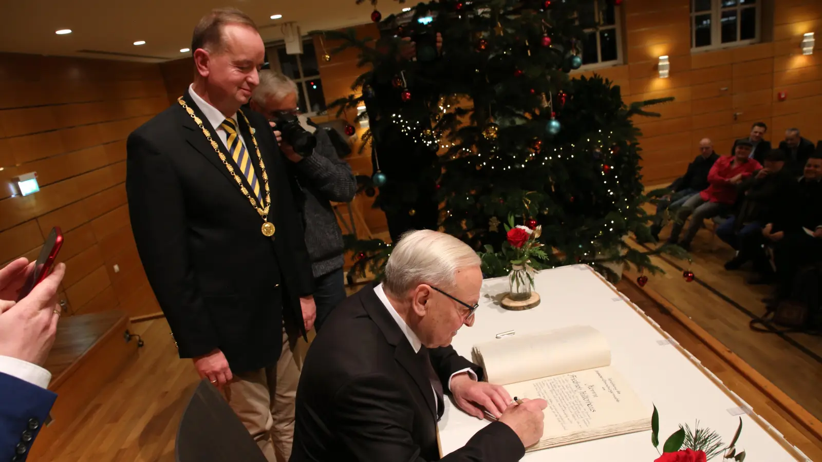 Ein paar launige Zeilen verfasste Friedrich Hilterhaus im Goldenen Buch der Stadt. (Foto: Alexander Biernoth)