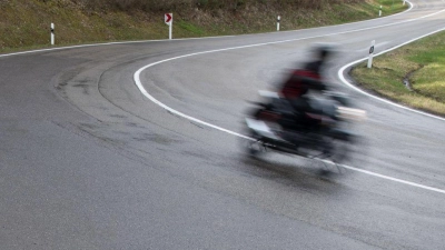 Ein Motorrad ist schnell - und schnell übersehen: Umso wichtiger ist, beim Abbiegen das gesamte Verkehrsgeschehen im Blick zu haben. (Foto: Marijan Murat/dpa)