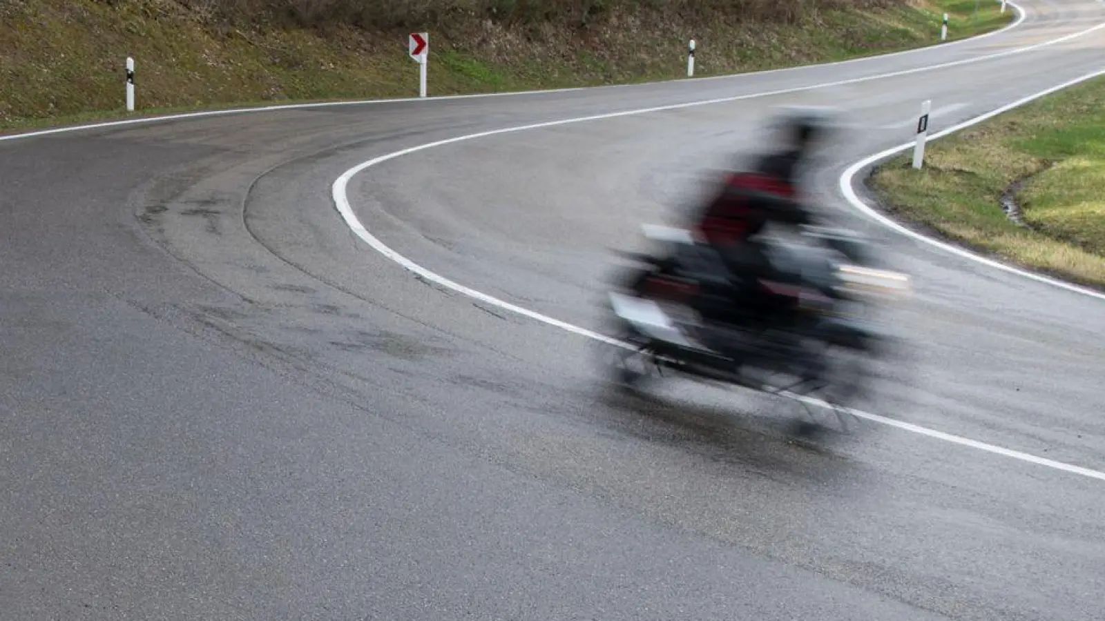 Ein Motorrad ist schnell - und schnell übersehen: Umso wichtiger ist, beim Abbiegen das gesamte Verkehrsgeschehen im Blick zu haben. (Foto: Marijan Murat/dpa)