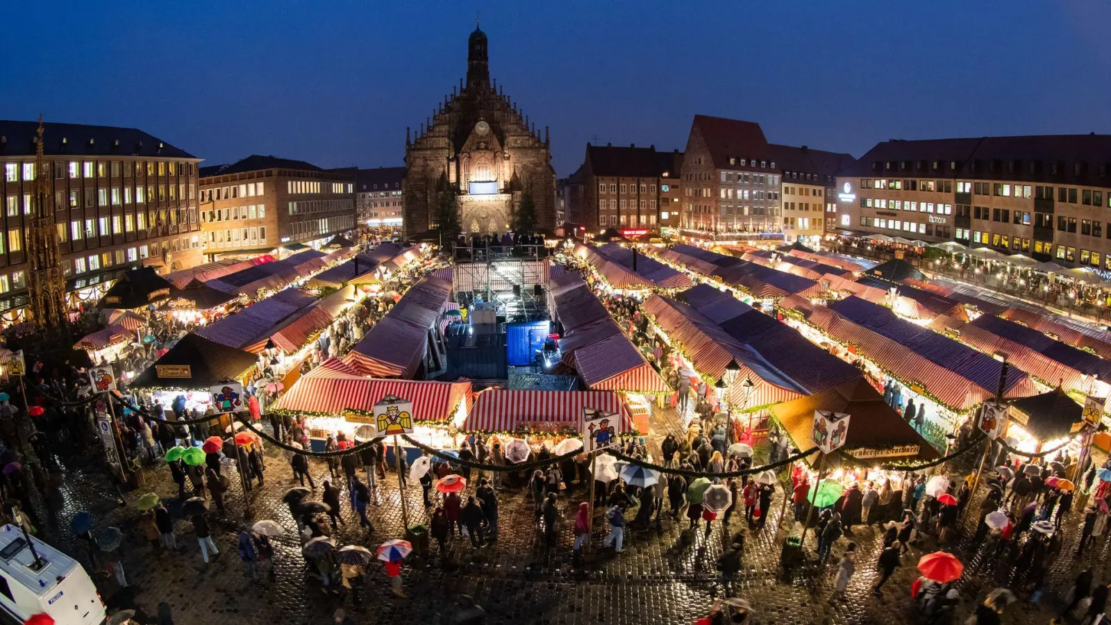 2023 hatten sich zahlreiche Kommunen über deutlich gestiegene Gema-Rechnungen für die Musik auf Weihnachtsmärkten beschwert. (Foto: Daniel Karmann/dpa)