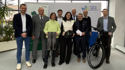 Abschluss der Aktion „Mit dem Rad zur Arbeit”: von links Jean-Philippe Desiles, Bürgermeister Klaus Meier, Margit Sonnenleiter, Bürgermeister Jürgen Heckel, Birgit Schäff, stellvertretender Landrat Reinhard Streng, Alexander Wülk, Frank Wessel und AOK-Direktor Michael Surowka.  (Foto: Nicole Gunkel)