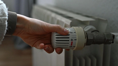 Soll es möglichst fix kuschelig warm im Wohnzimmer werden, hilft es nicht, das Thermostat ganz hochzudrehen. Damit stellt man zwar die gewünschte Raumtemperatur an. Schneller warm wird es bei höheren Stufen aber nicht. (Foto: Elisa Schu/dpa)