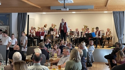 Gemütliches Beisammensein auf der Kirchweih in Gollachostheim. (Foto: Gemeinde Gollhofen)