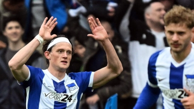 Herthas Fabian Reese (l) gab erst seine Vertragsverlängerung bekannt und erzielte dann den Ausgleich für die Berliner. (Foto: Soeren Stache/dpa)