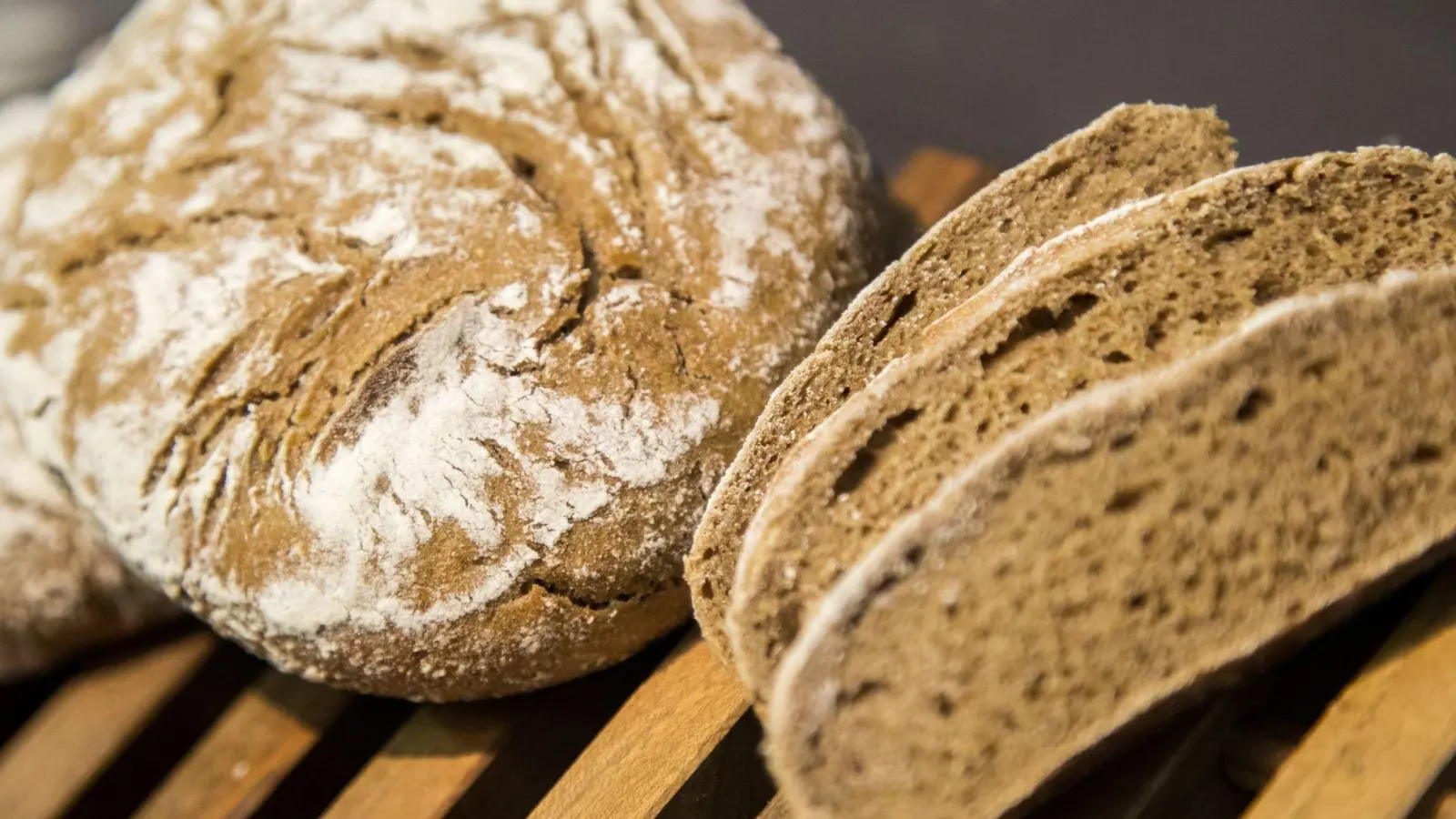 Im Brotkasten, in der Bäckertüte oder im Kühlschrank? So wird frisches Brot im Sommer am besten gelagert. (Foto: Christin Klose/dpa-tmn)