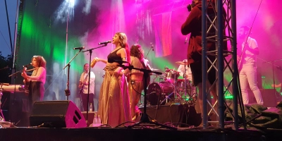 Die brasilianische Band Bala Desejo am Sonntagabend auf der Bühne. (Foto: Anna Franck)