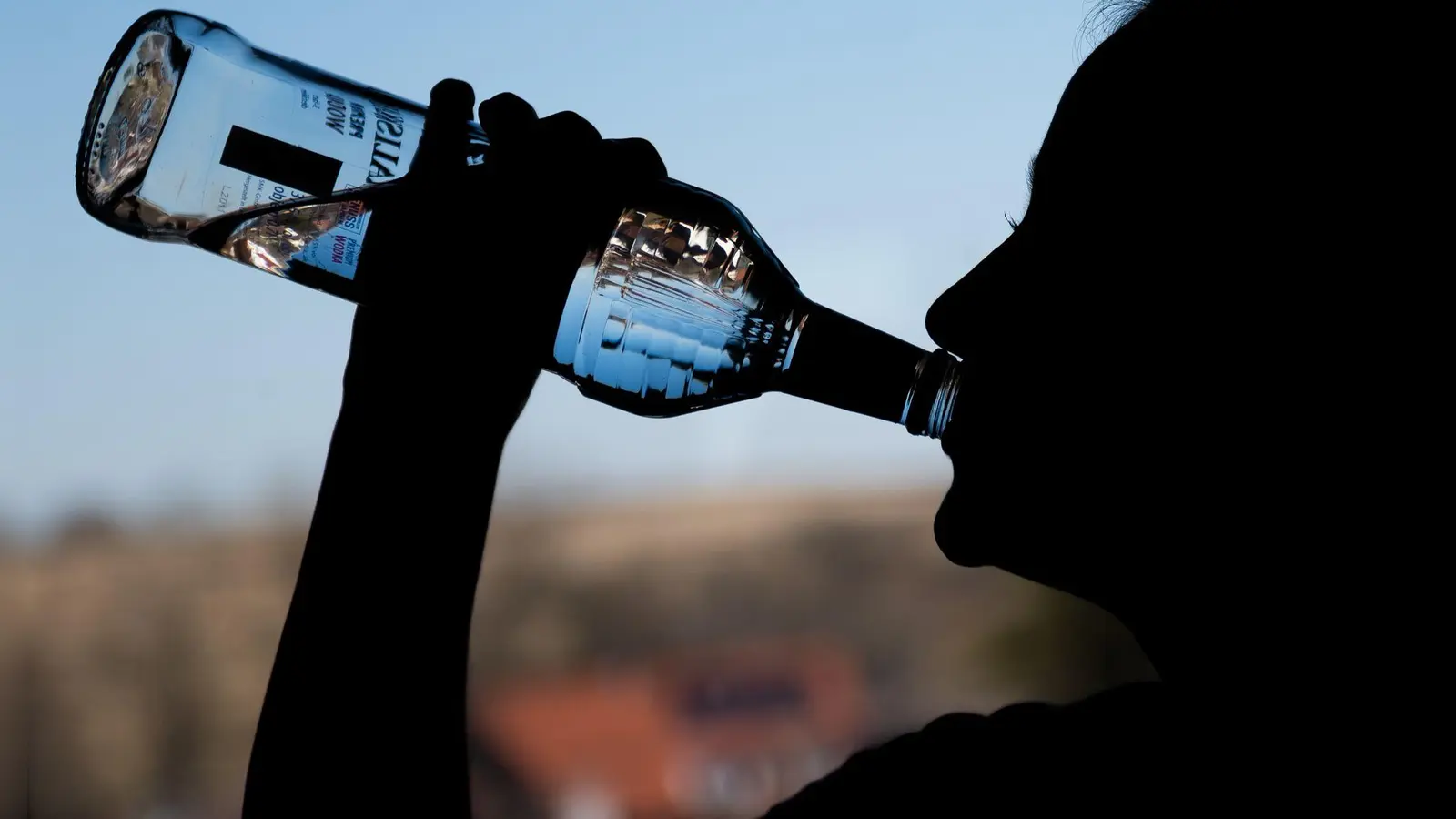 Insbesondere Jugendliche sind den Angaben nach besonders von Alkoholmissbrauch betroffen. (Symbolbild) (Foto: Silas Stein/dpa)