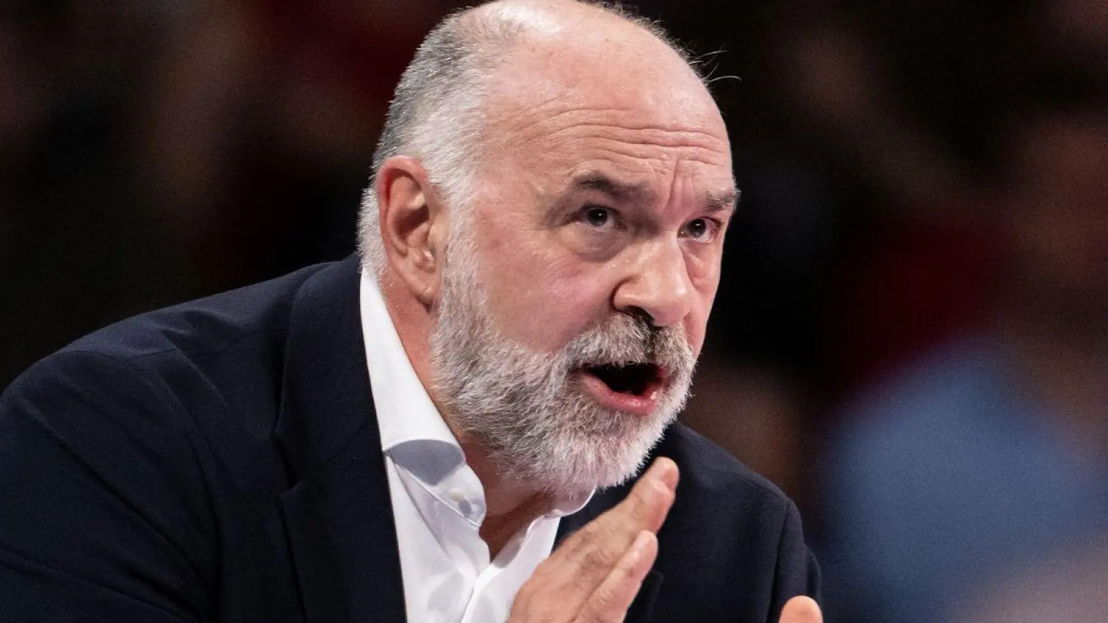 Trainer Pablo Laso von München verfolgt das Spiel am Spielfeldrand. (Foto: Sven Hoppe/dpa/Archivbild)