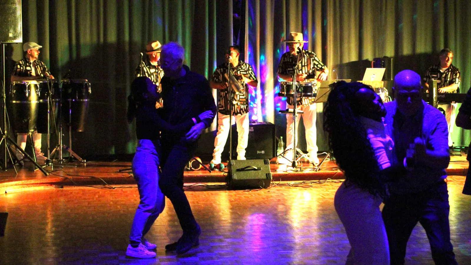 Lateinamerikanischen Flair brachte die „Chico Diaz Salsa Latino Show” in die Tanzschule Meyerhöfer und Bernhard. Fleißig nutzen die Gäste die große Tanzfläche vor der Bühne. (Foto: Constantin Prosch)