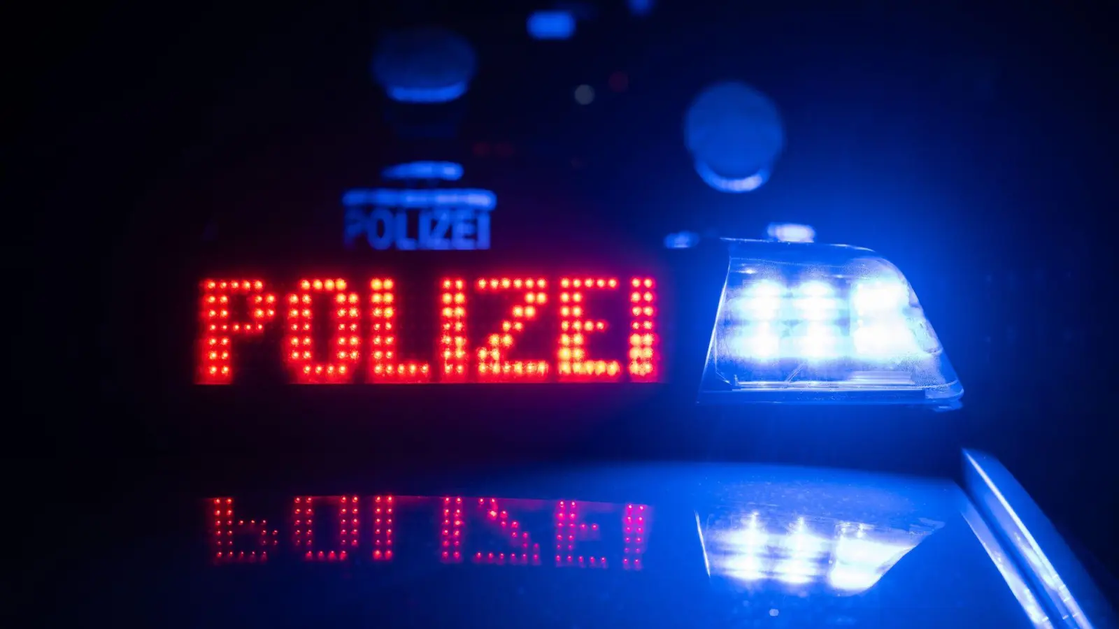 Zwei Streifenpolizisten sind im Landkreis Ansbach zweimal in einer Nacht im Einsatz angegriffen worden. (Symbolbild: Marijan Murat/dpa)