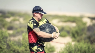 Per Richters Kryptonit: Der 50 Kilogramm schwere Altlas Stein, den es bei der Weltmeisterschaft in Abu Dhabi durch die Wüste zu tragen galt (Foto: sportograf.com)