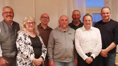Oberscheinfelds Bürgermeister Peter Sendner (links) verabschiedete - weiter von links - Angelika Reil, Friedrich Barthelmeß, Jochen Funk, Robert Schwab, Bernhard Frank und Hans-Michael Binder aus ihrem Amt als Gemeinderat. (Foto: Andreas Reum)