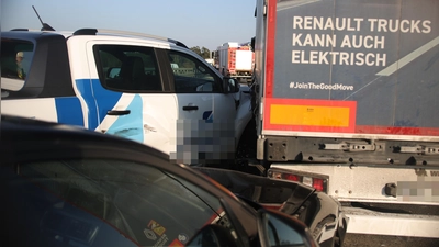 Zwei Autos und zwei Lastwagen waren am Mittwochabend bei einem Unfall bei Ansbach beteiligt. (Foto: NEWS5 / Markus Zahn)