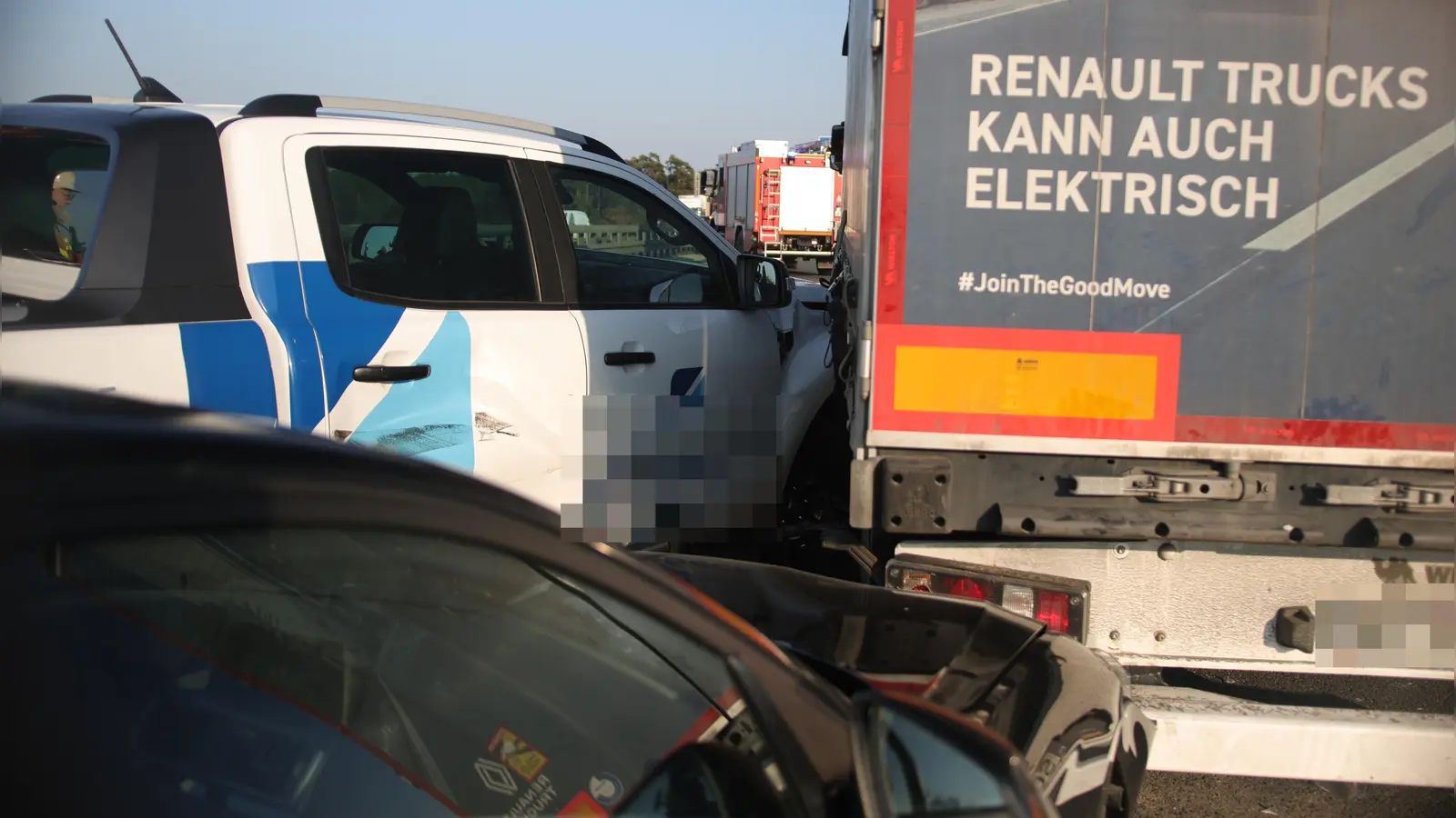 Zwei Autos und zwei Lastwagen waren am Mittwochabend bei einem Unfall bei Ansbach beteiligt. (Foto: NEWS5 / Markus Zahn)