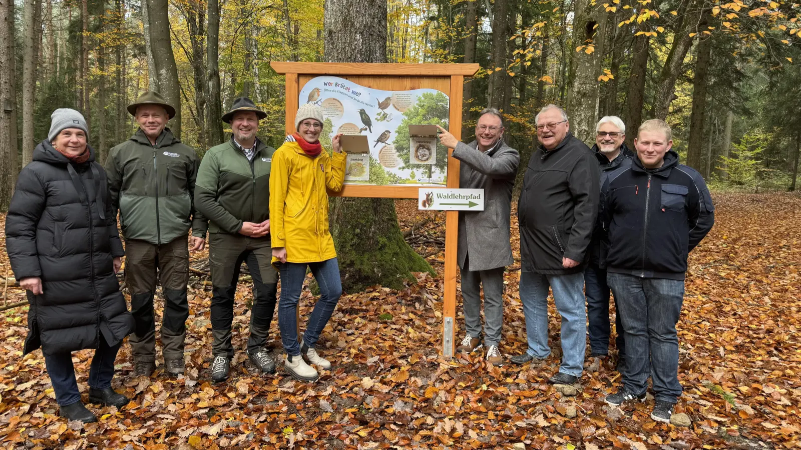 Eröffneten den Waldlehrpfad in Schopfloch (von links): Unterstützerin Rita Czech, Alexander Schneider und Florian Vogel von den Bayerischen Staatsforsten, Initiatorin Anna Hofmann, LAG-Vorsitzender Herbert Lindörfer, Bürgermeister Oswald Czech, Gemeinderat Thomas Bausch und Fabian Neidlein, der dem LAG-Ausschuss angehört. (Foto: Stefan Baumgärtner)