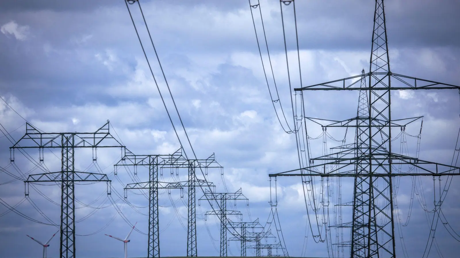 Haushalte in Uffenheim und Umgebung sind am Donnerstagvormittag ohne Strom. (Symbolbild: Jens Büttner/dpa)